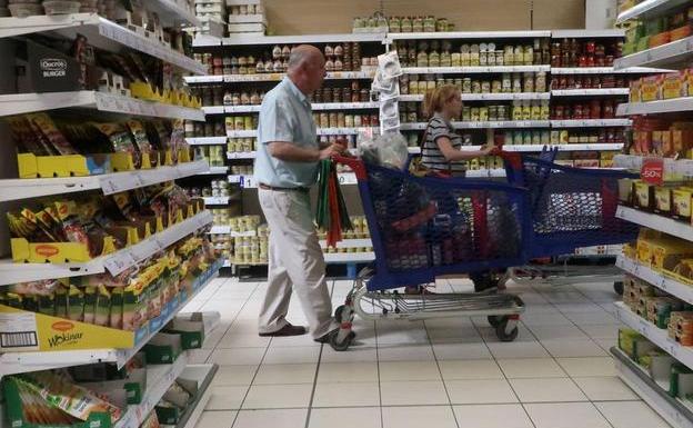 Francia pacta topar algunos alimentos y Planas invita a los supermercados a imitar la medida