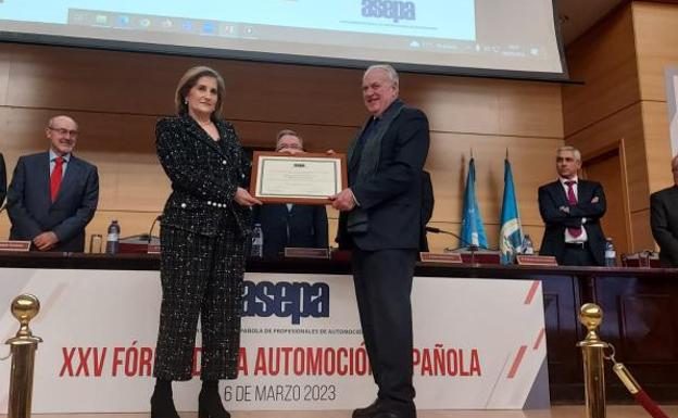 María Paz Robina Rosat, directora general de Michelin España Portugal, recoge el galardón. 