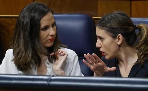 Las ministras de Podemos, Ione Belarra e Irene Montero, este martes durante el debate de toma en consideración de la propuesta socialista para reformar el 'solo sí es sí'.