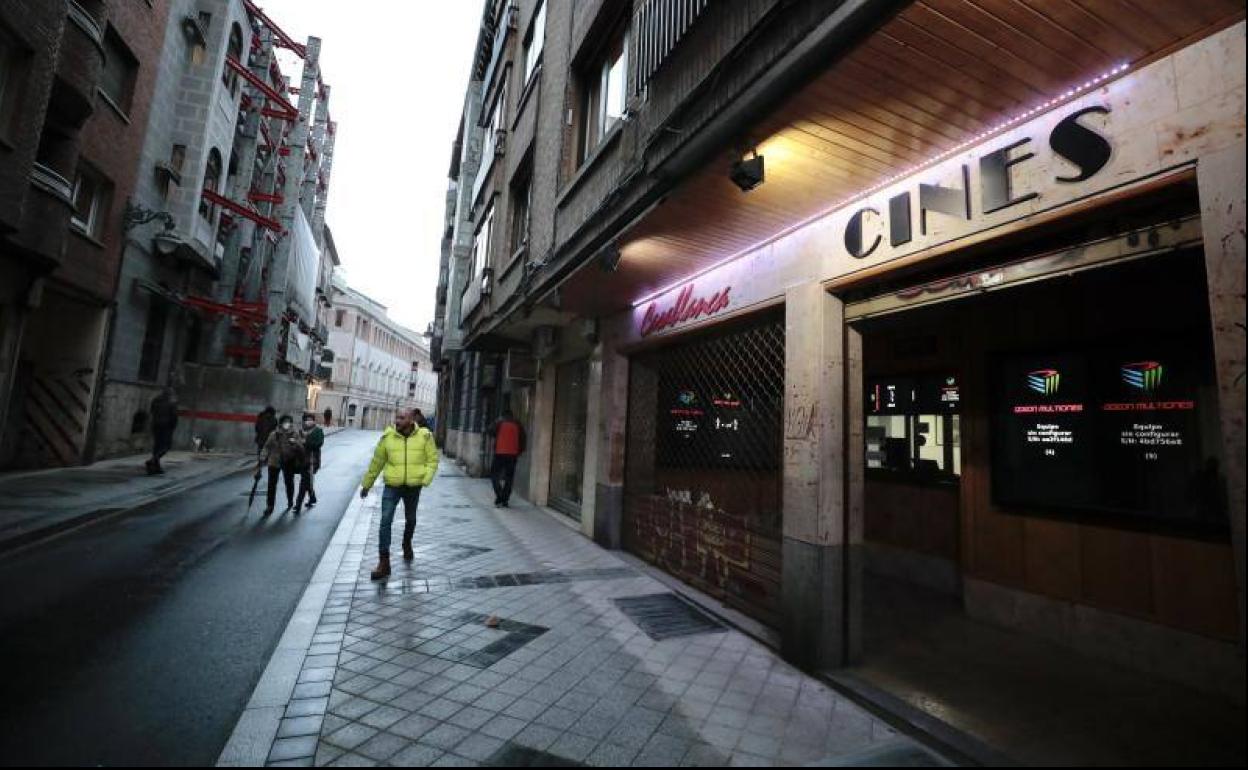 Fachada de los cines Casablanca.