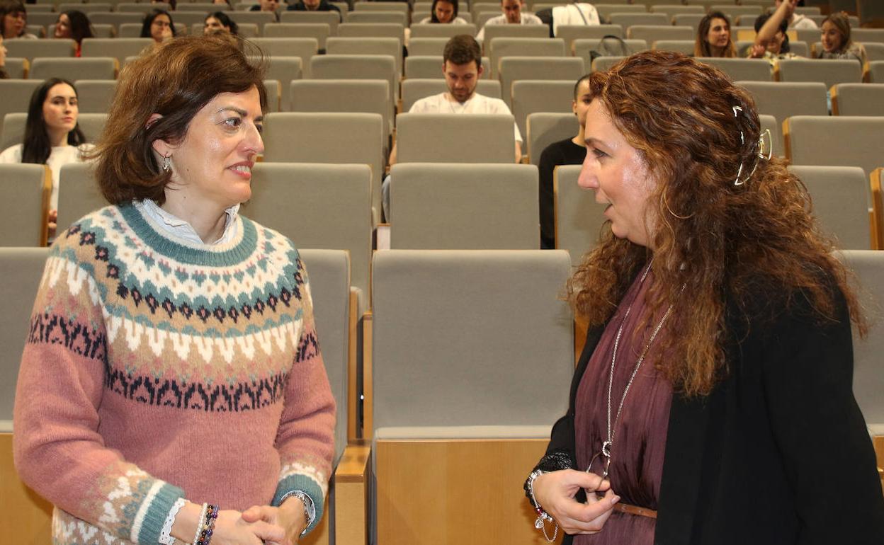 Laura Martín (izq.) conversa con Gema Martín antes de la ponencia de este martes en la UVA. 