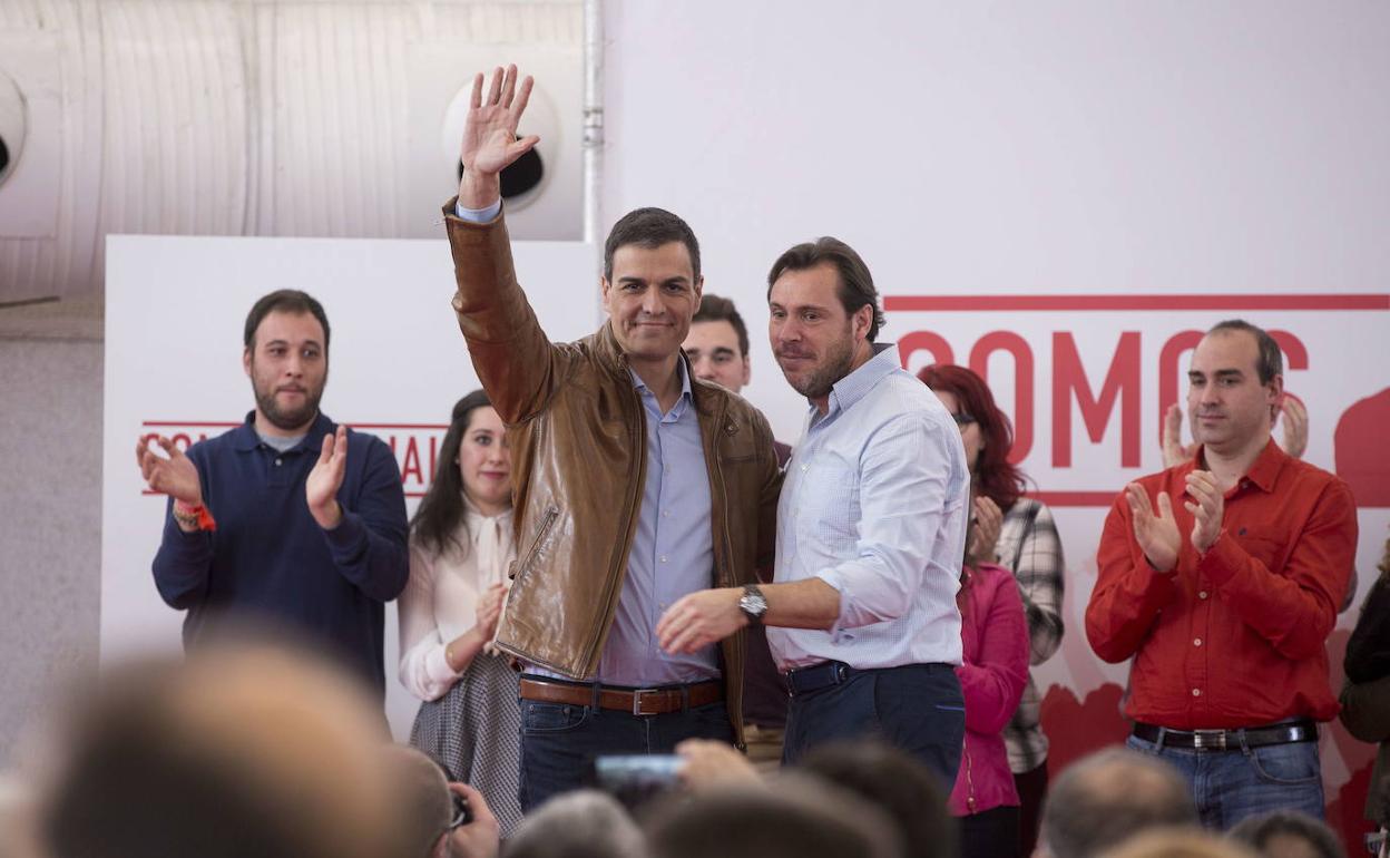 Óscar Puente junto a Pedro Sánchez, en un acto celebrado en la Cúpula del Milenio el pasado 18 de febrero. 