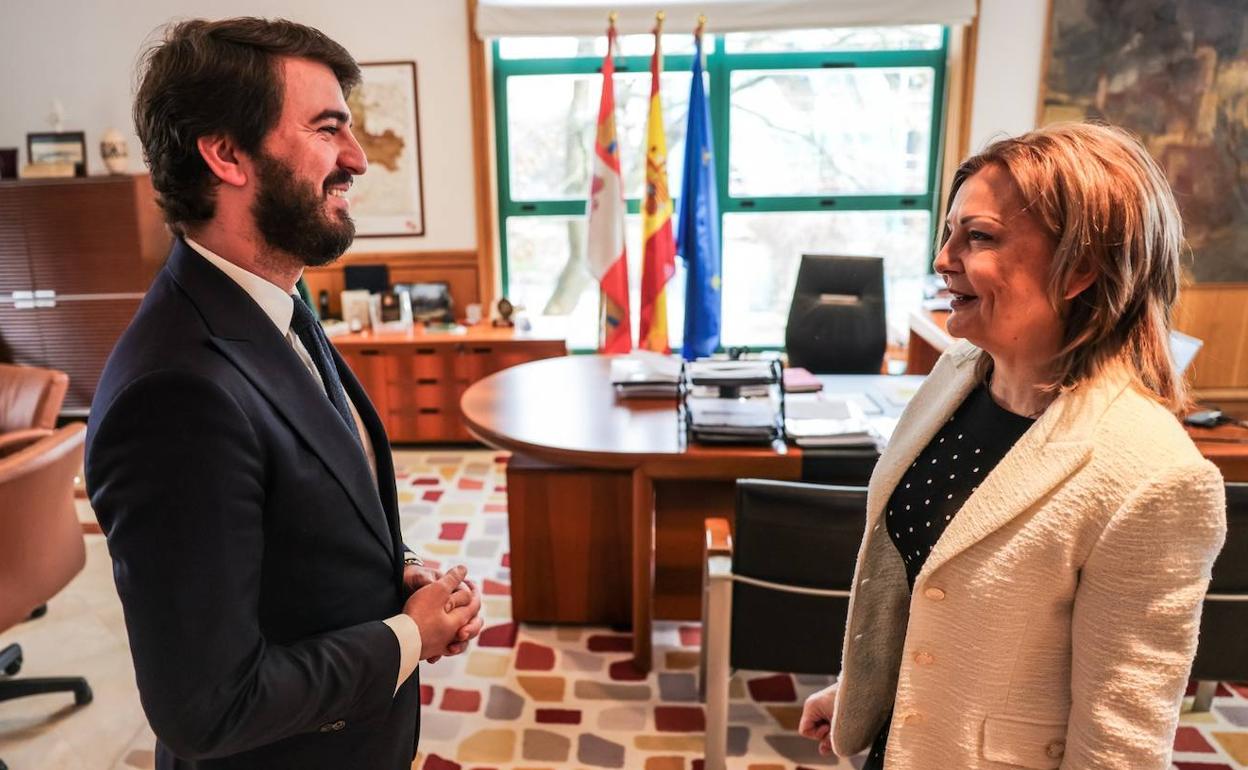 Juan García-Gallardo, en el despacho de la Vicepresidencia de la Junta con la embajadora de Hungría, Katalin Tóth. 