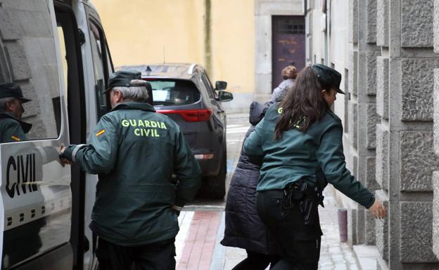 Agentes de la Guardia Civil acompañan a la condenada a la sala de la Audiencia Provincial. 