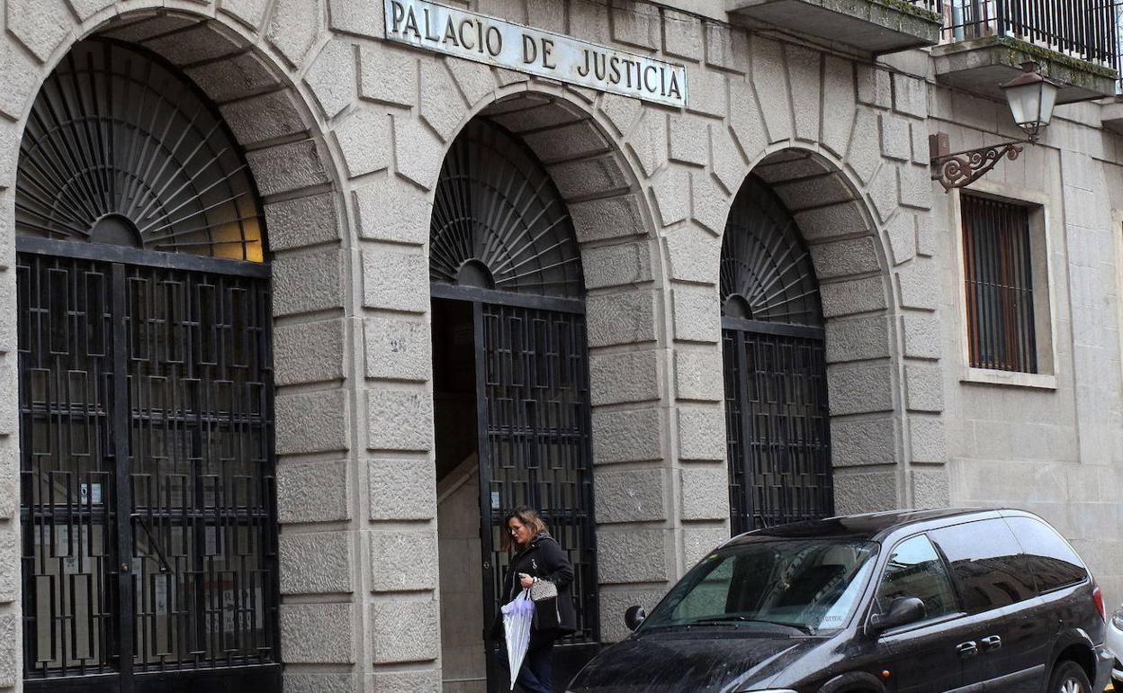 Entrada principal a la Audiencia Provincial de Segovia. 