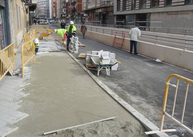 Imagen secundaria 1 - Trabajos de urbanización en la calle Panaderos y en el cruce (derecha) con Estación. 