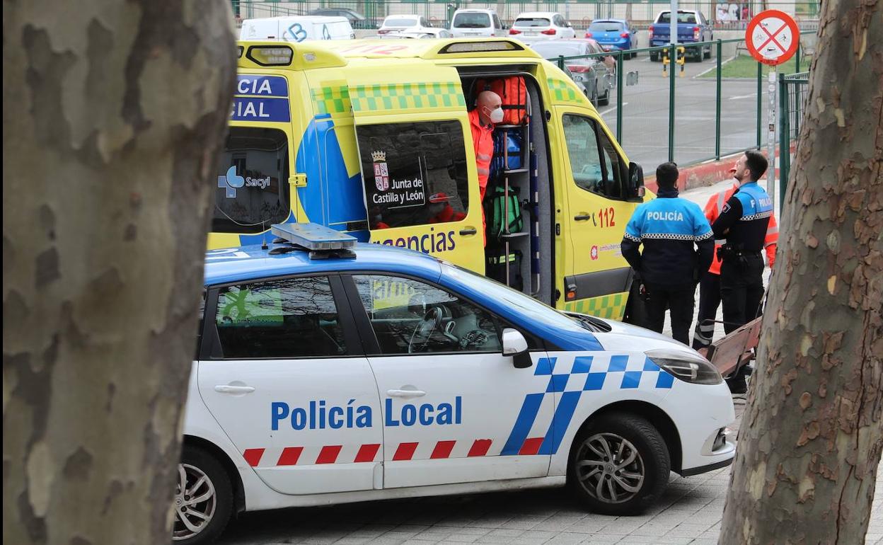 Ambulancia y Policía Local, en el lugar del suceso. 