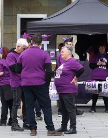 Imagen secundaria 2 - Arriba, mesas informativas con motivo del 8M en la plaza de San Martín. Abajo, concentración organizada por UGT y CC OO. A la derecha, acto feminista impulsado por CGT en el Acueducto. 