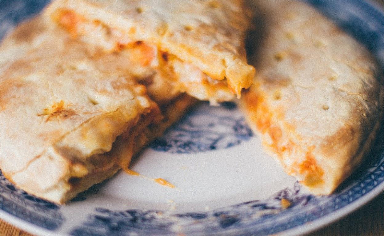 Receta de calzone de jamón, queso y tomate