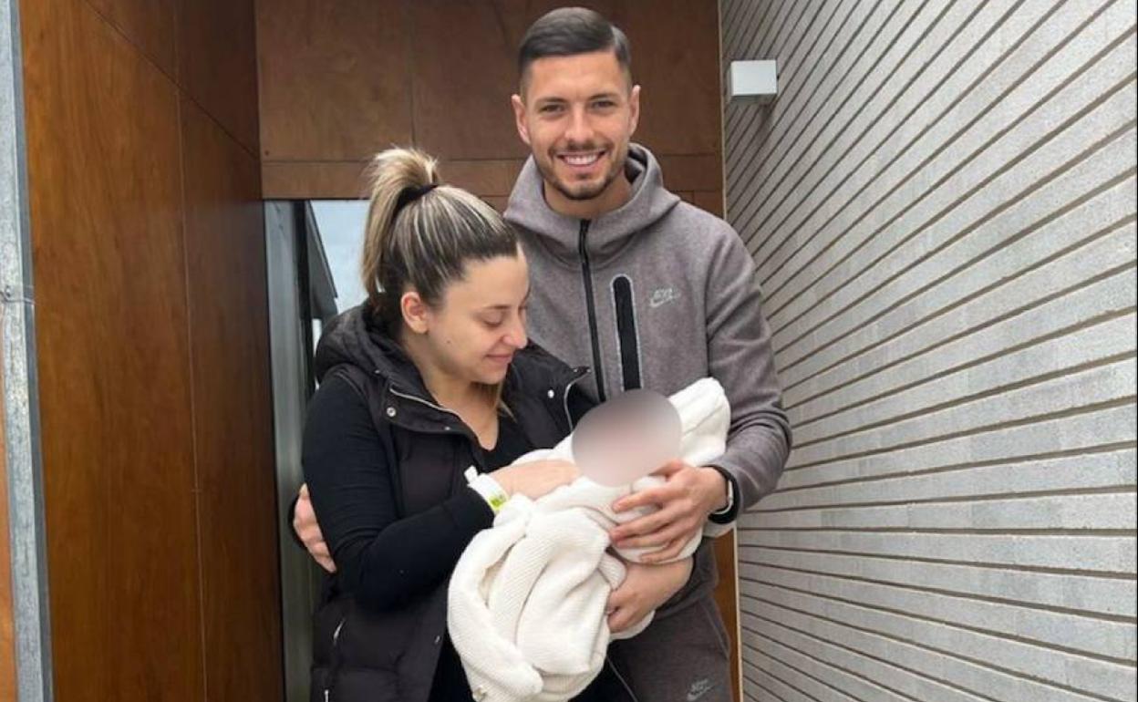 Javi Sánchez y su esposa, con Marco, su bebé recién nacido, en las puertas de su domicilio.