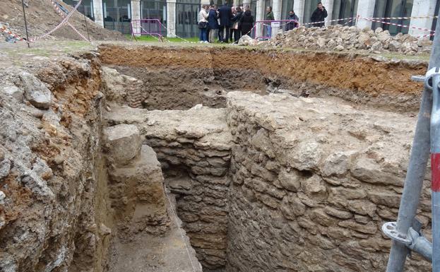 Cubo noreste del castillo y medieval y arranque de la muralla defensiva de Valladolid. 