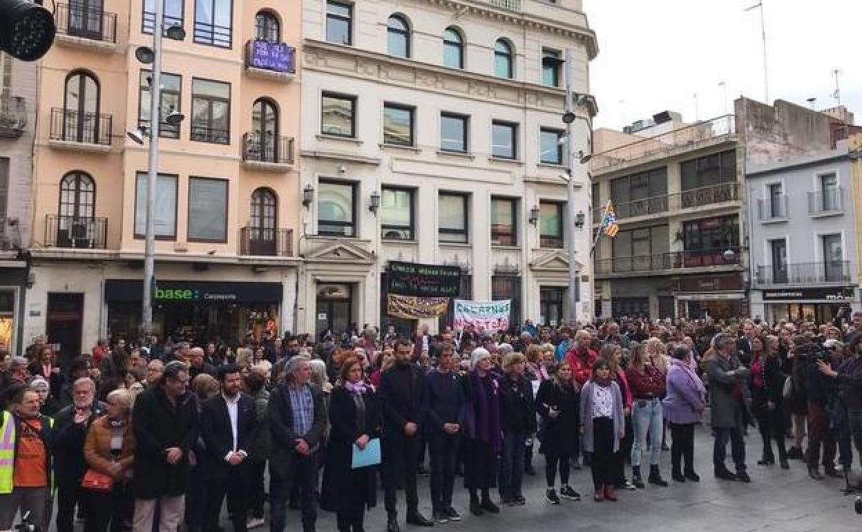 Concentración en repulsa por la agresión sexual de la menor en la plaza del Ayuntamiento de Badalona.