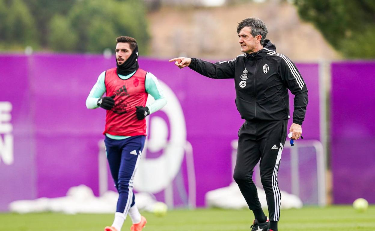 Pacheta da instrucciones durante el entrenamiento del Real Valladolid. 