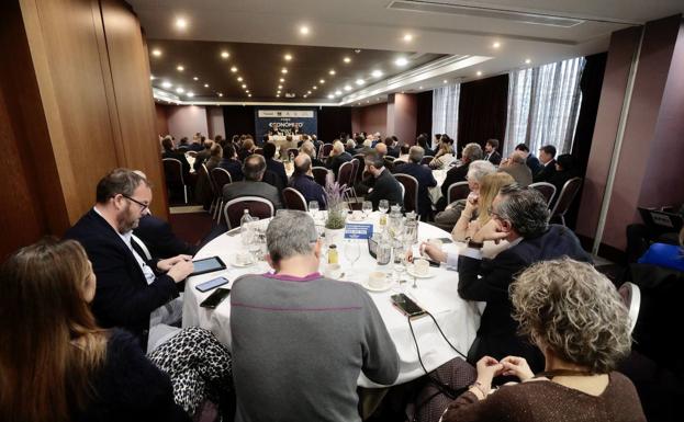Los asistentes mandan preguntas para el coloquio final del Foro Económico de El Norte. 