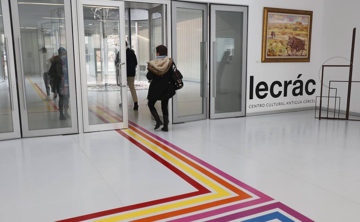 Señalización de colores en el suelo del centro cultural Lecrác. 