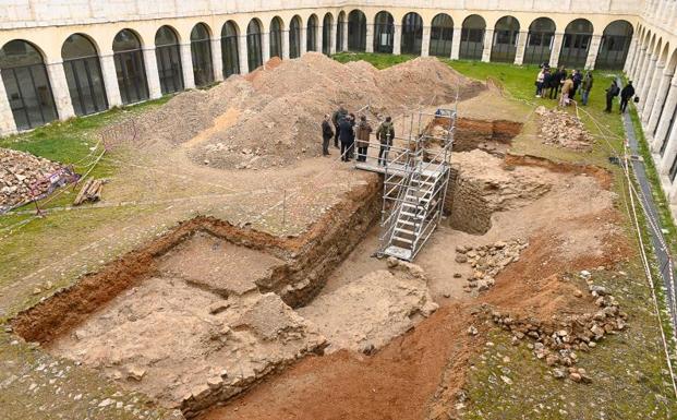 Cubos y muros del alcazarejo y arranque (detrás de la escalera) de la muralla defensiva de Valladolid. 