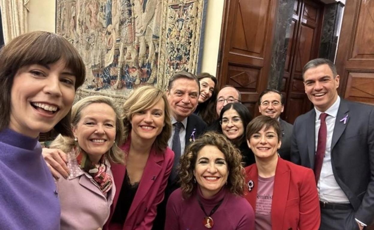 El presidente del Gobierno, Pedro Sáchez, posa con sus ministras y ministros ayer en el Congreso para reivindicar el 8M