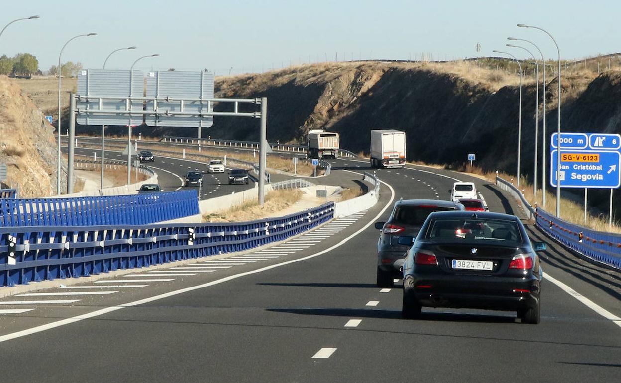 Tráfico de vehículos por la autovía SG-20. 