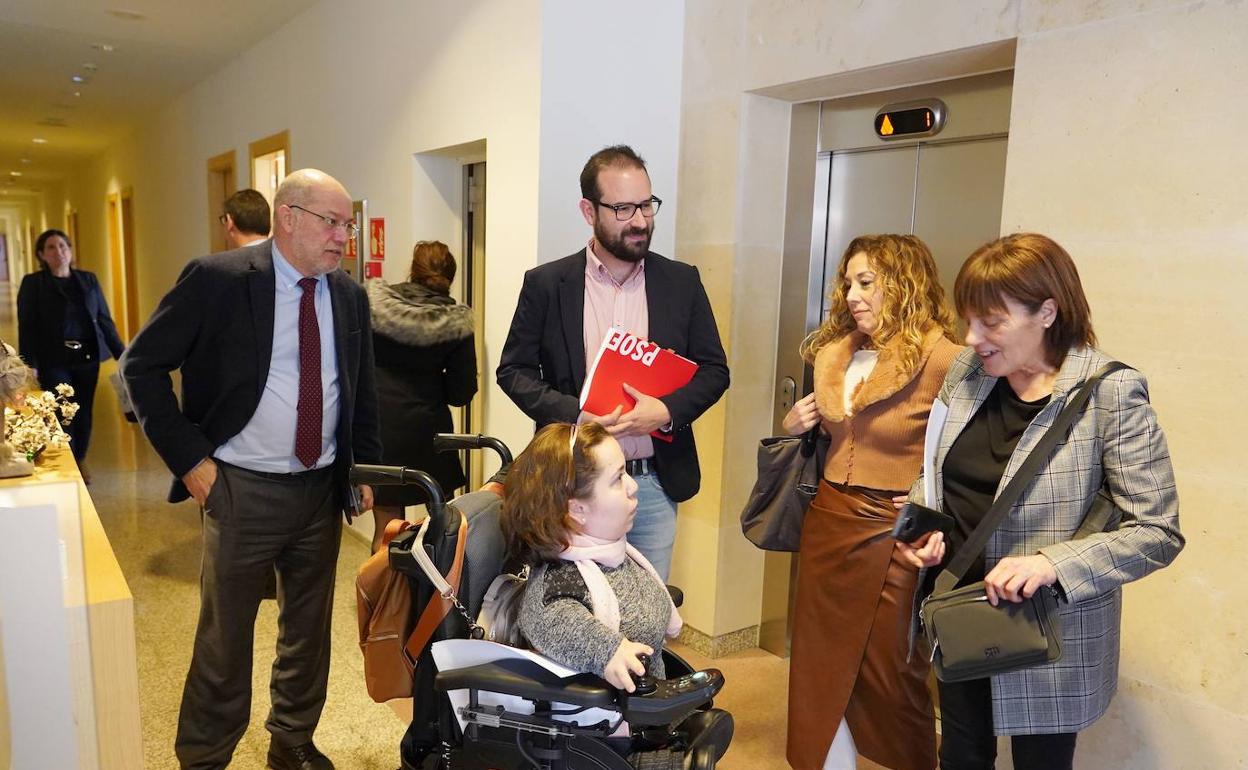 El procurador de Ciudadanos Francisco Igea conversa con procuradoras socialistas tras la Comisión de Procuradores en las Cortes.