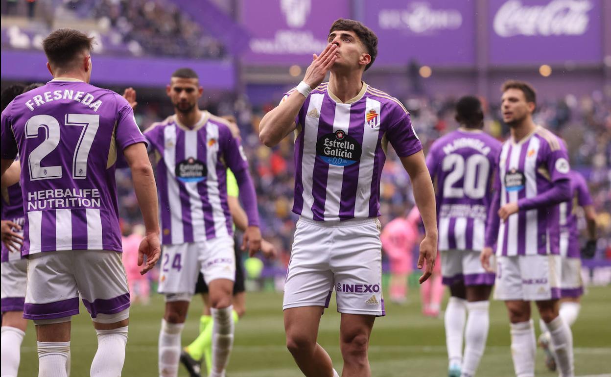 Aguado lanza un beso tras marcar un gol al Espanyol. 