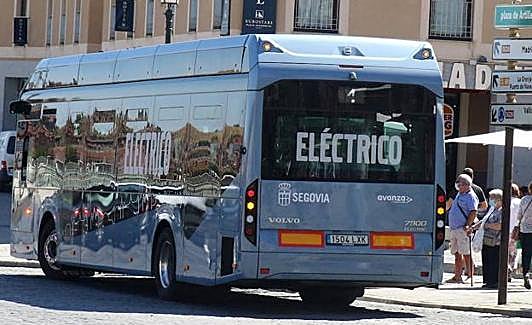 Autobús eléctrico, durante la fase de pruebas, en la plaza de Artillería.