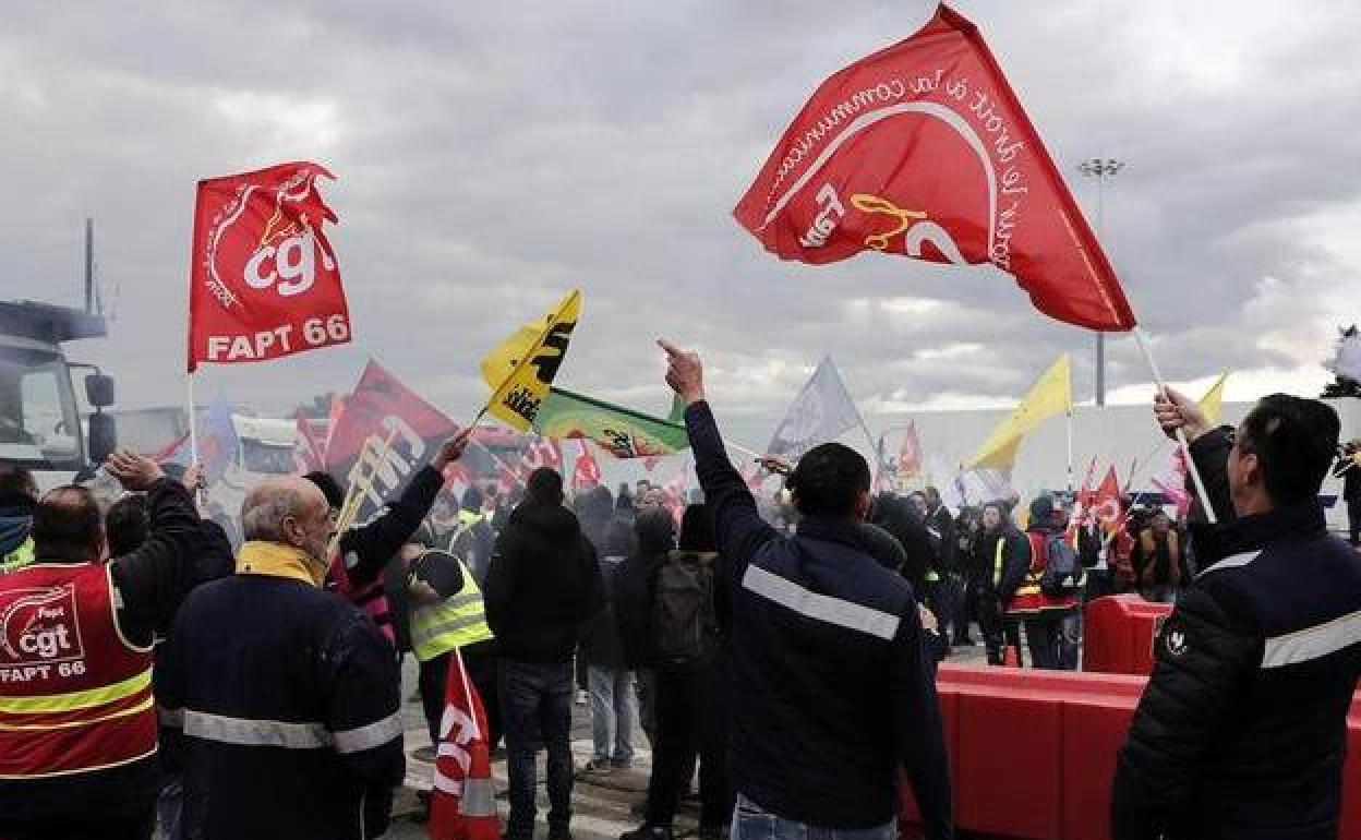 La gente bloquea la autopista A9 hacia España durante una nueva jornada de protestas contra la reforma de pensiones del Gobierno francés