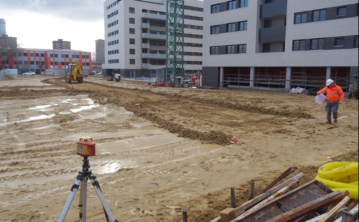 Trabajos de urbanización de la nueva plaza que unirá las calles Sementera y Mieses. 