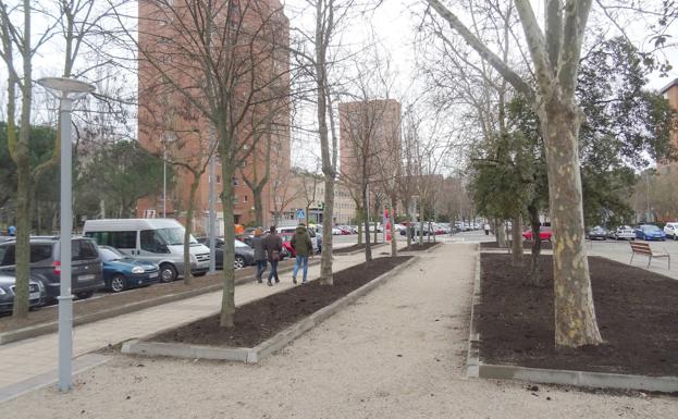 Imagen principal - Arriba, el corredor peatonal de la avenida de Ramón Pradera. Debajo, a la izquierda, el nuevo paso de cebra de la avenida y detalle, a la derecha, de los 'comecocos' de hormigón de la plaza de la Siega.