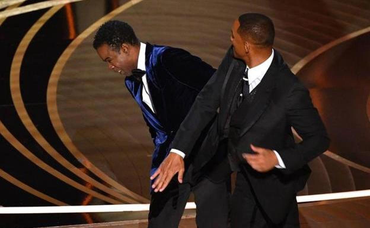 Will Smith abofetea a Chris Rock en la gala de los Oscar del año pasado.