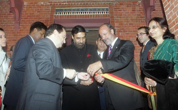 El entonces rector, Evaristo Abril, y Javier León de la Riva, exalcalde de Valladolid, con Anand Sharma, exministro de Exteriores de la India, durante la inauguración de la Casa de la India. 