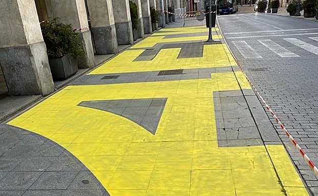 La pintada reivindicativa, a las puertas del Teatro Calderón. 