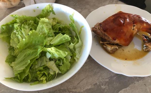 El tostón, listo para comer, acompañado de un plato de lechuga. 