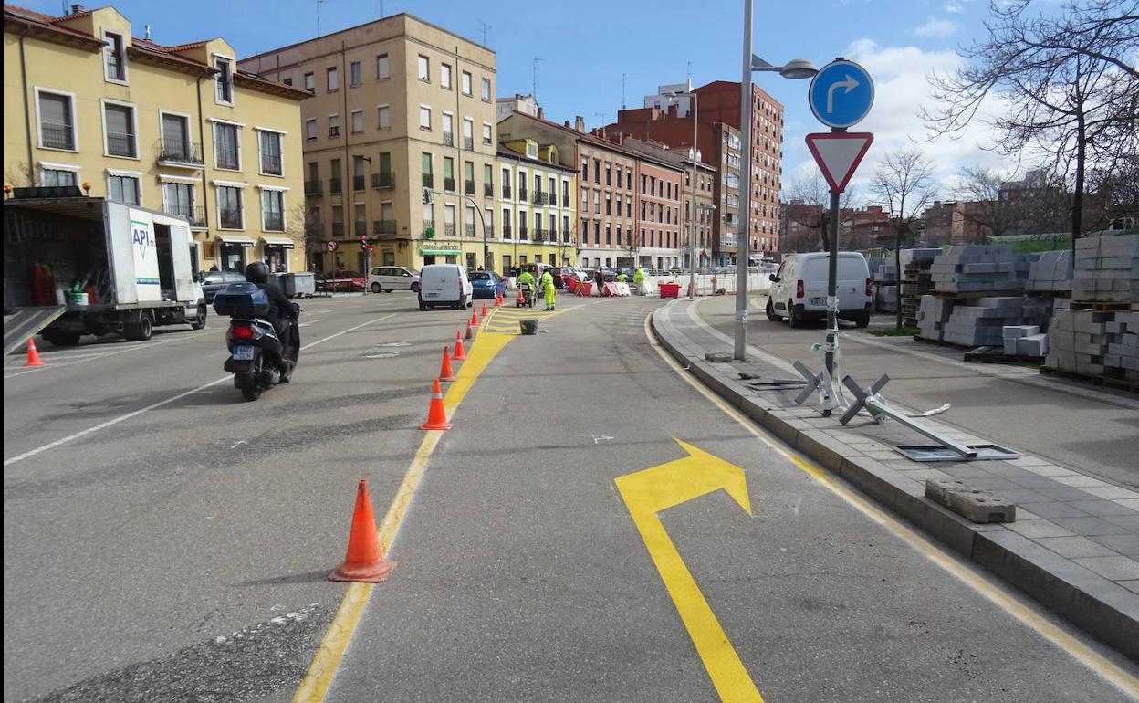 Señalización de acceso a la boca de la calle Estación desde el carril derecho de Recondo. 