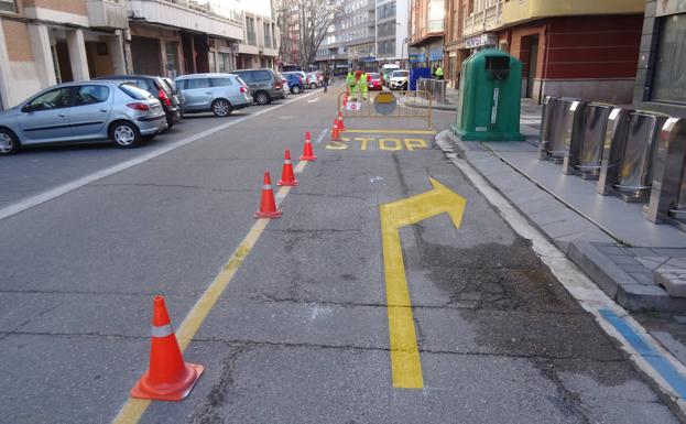 Marcas viales en Panaderos que dirigen la circulación hacia la calle Nogal. 