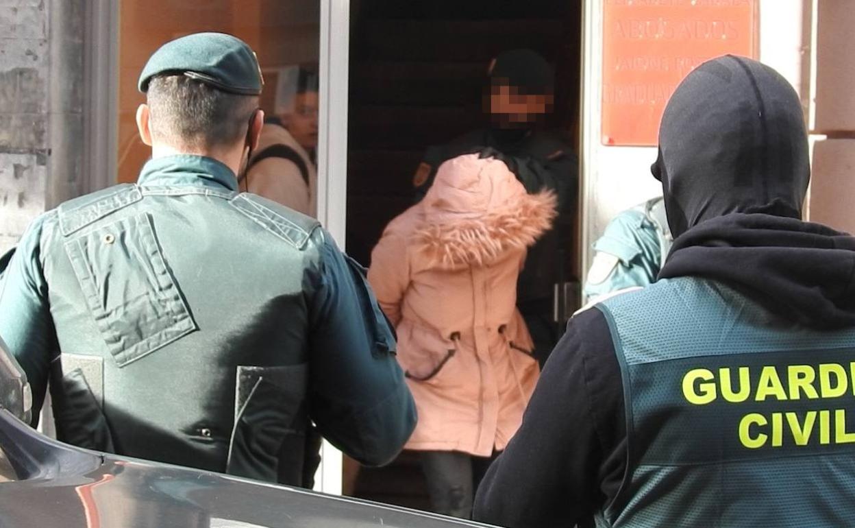 Agentes de la Guardia Civil, en una imagen de archivo, durante una intervención contra la trata de personas. 