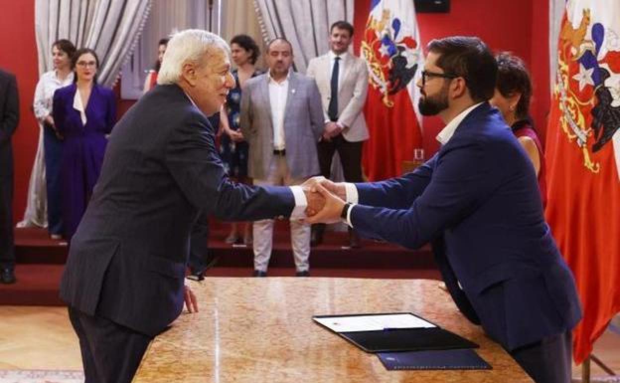 El presidente de Chile, Gabriel Boric, estrecha la mano de Alberto van Klaveren, durante su nombramiento como nuevo canciller.