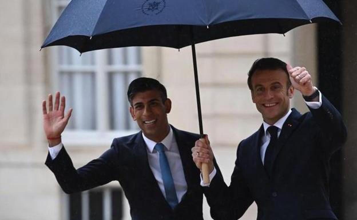 Emmanuel Macron y Rishi Sunak durante su encuentro este viernes en el Palacio del Elíseo.