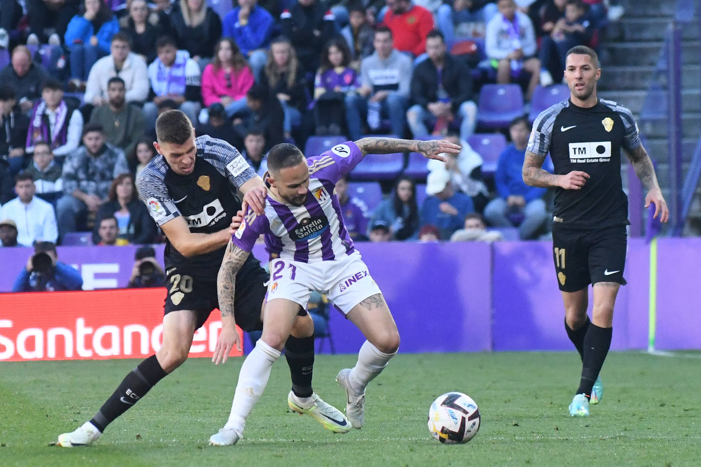 Iván Sánchez protege el balón en presencia de Gumbau, del Elche. 