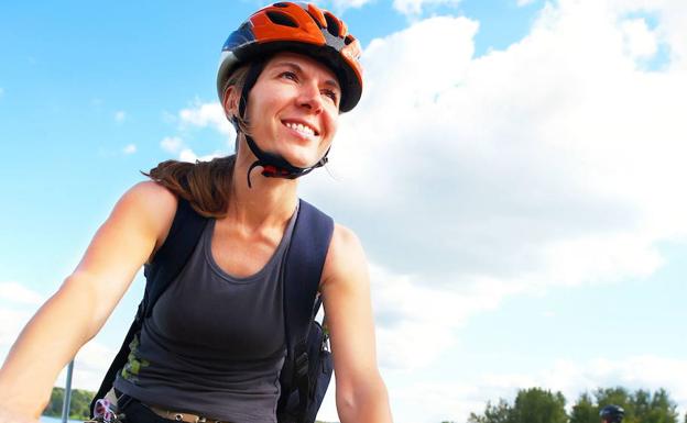 Elige el casco más adecuado y seguro para montar en bici y patinete