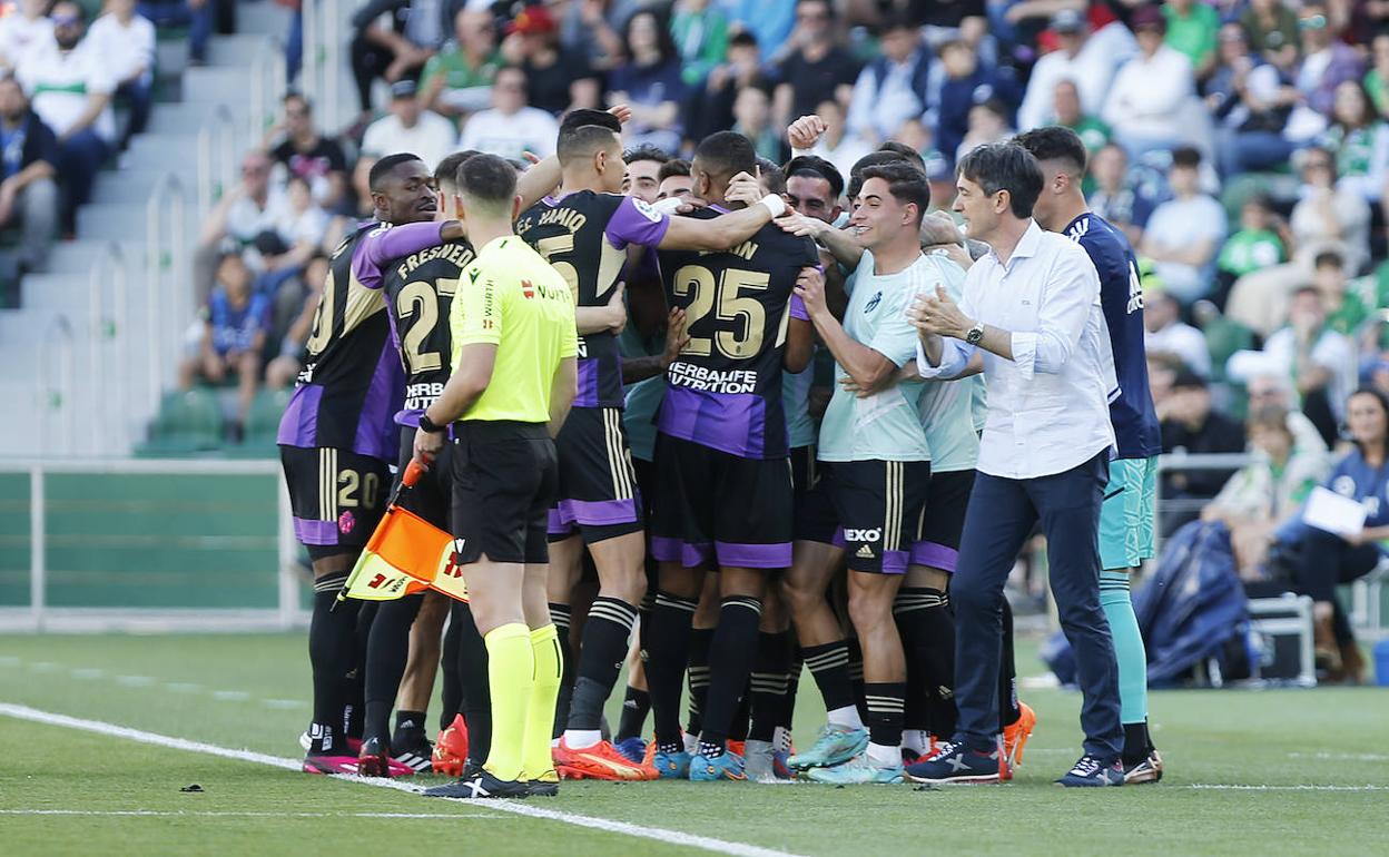 Jugadores e integrantes del banquillo del Pucela celebran el gol de Larin. 