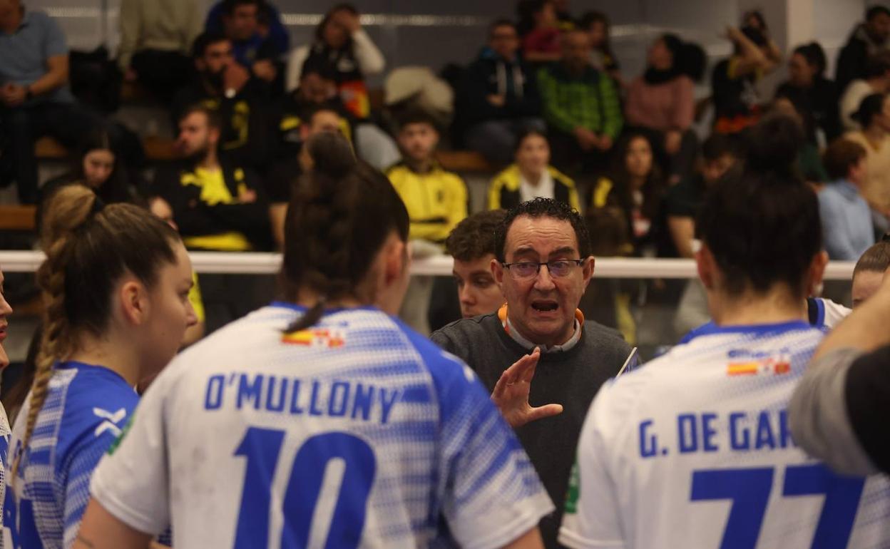 Peñas dialoga con sus jugadoras. 