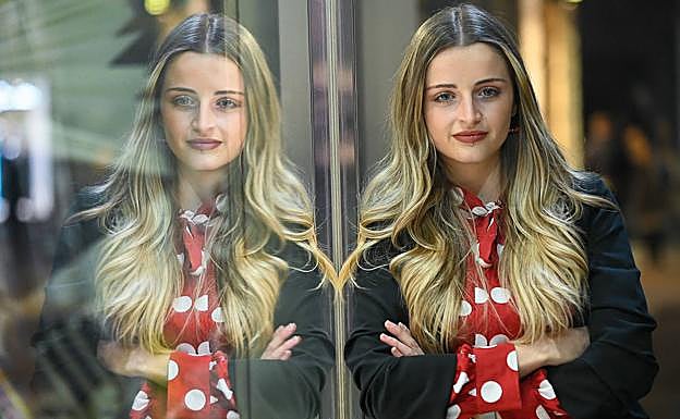 Mónica Salcedo posa para la entrevista en la calle Santiago de Valladolid.