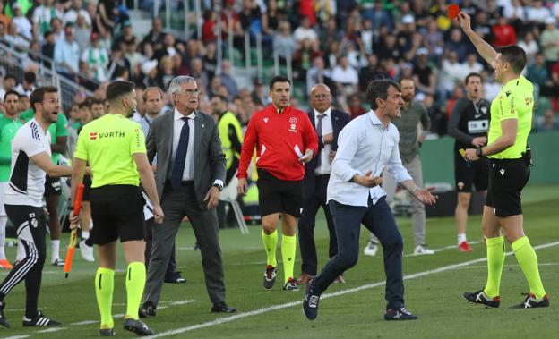 Pacheta trata de poner orden en el tramo final, con el partido ya desbocado y el árbitro expulsando a diestro y siniestro. 