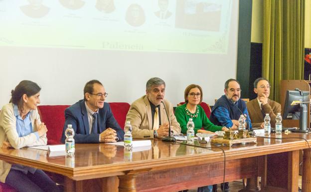 El director del instituto, Arturo Polanco, se dirige al público, acompañado por el director provincial de Educación, profesores y responsables del programa de bachillerato. 