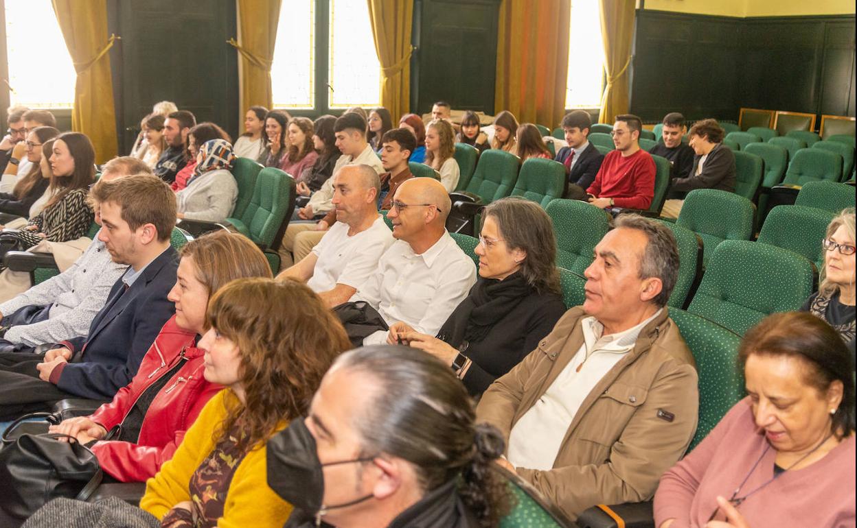 Estudiantes, familiares y profesores, este sábado en la jornada de conmemoración. 