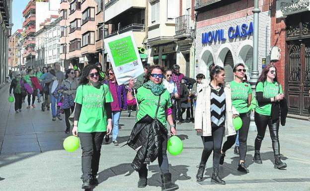 La protesta avanza al final de la Calle Mayor para entrar en el Parque del Salón.