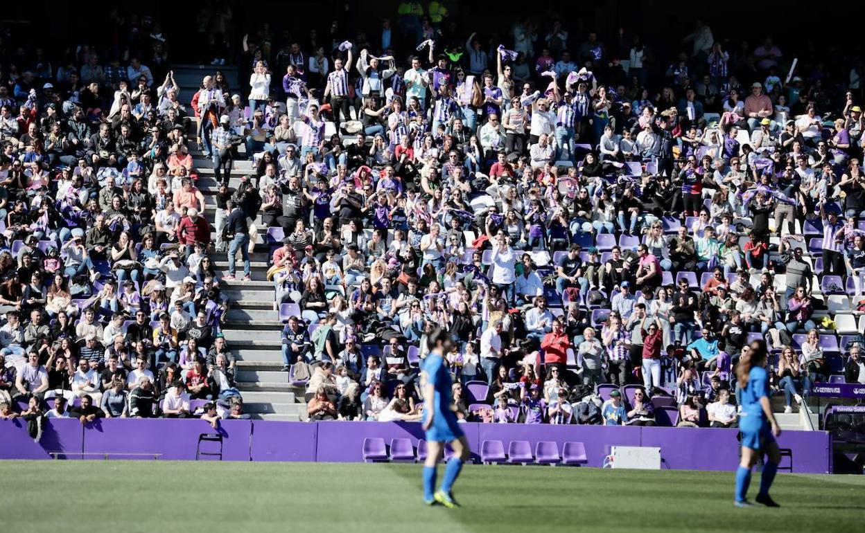 La Tribuna Baja, además de la Principal, se llenó para presenciar el primer partido femenino en Zorrilla. 