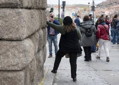 Imagen secundaria 1 - Apoyarse, colocar bicicletas junto a los sillares o comer en el ámbito definido por los arcos, entre las conductas que pueden ser sancionadas.