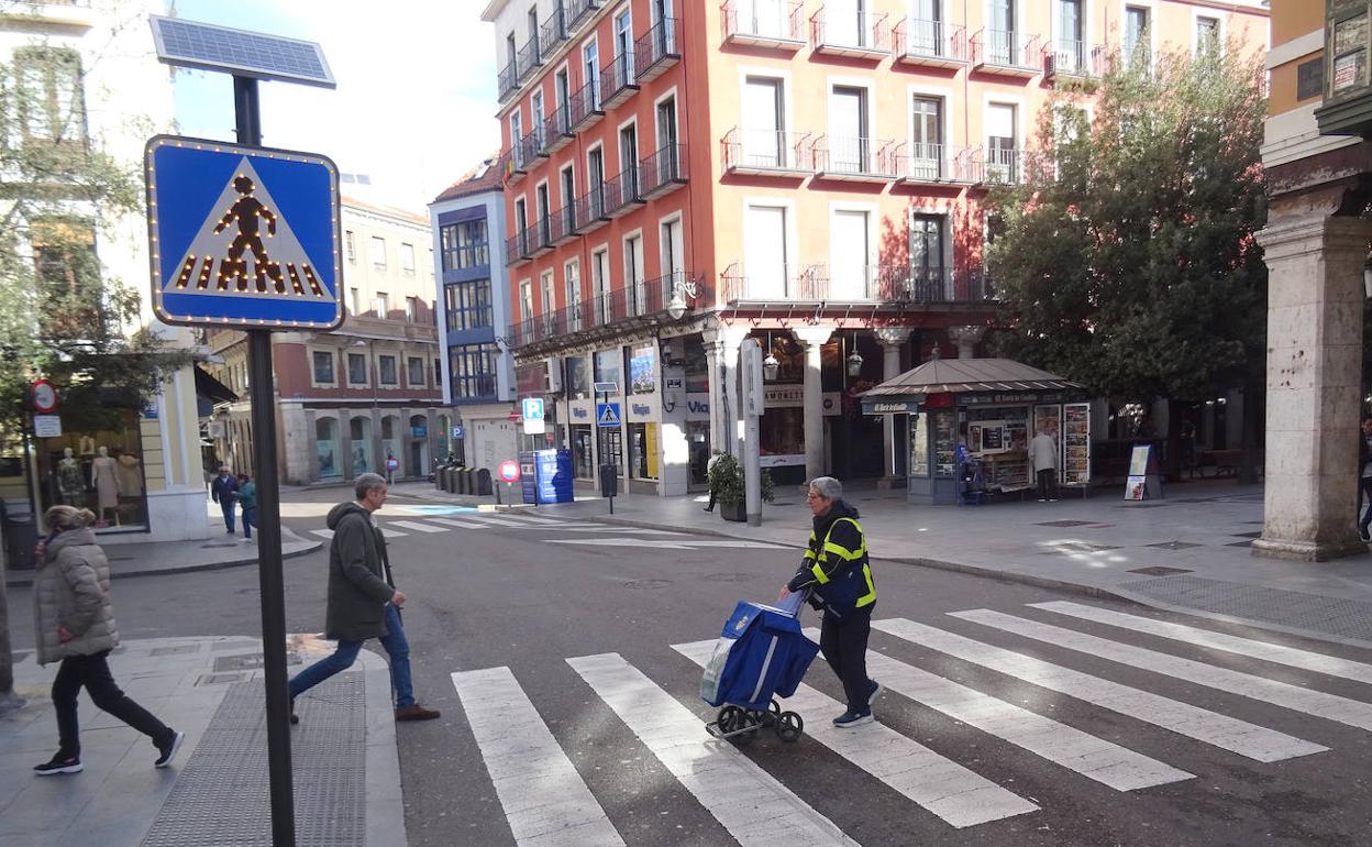 Nuevas señales luminosas instaladas en los dos pasos peatonales de Duque de la Victoria con Ferrari. 