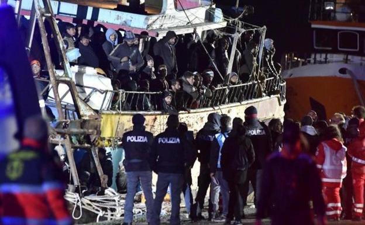 Un bote con 500 migrantes a bordo atraca el sábado en el puerto de Crotone tras ser rescatados por la Guardia Costera en Calabria.